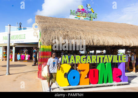 Cozumel, Mexiko - Dezember 2015: Touristen am Einkaufszentrum am Hafen gehen. Stockfoto