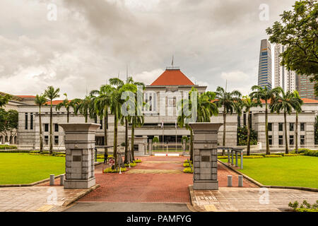 Singapur - Jan 11, 2018: Eingangstore nach Singapur Parlamentsgebäude und Kern der Innenstadt Wolkenkratzer im Hintergrund. Stockfoto