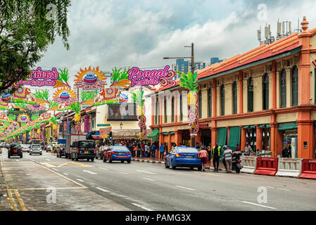 Singapur, 12. Januar 2018: der Verkehr auf der Straße im Rahmen der sogenannten Singapur Little India. Bunte alten Häusern im Kolonialstil und Dekoration über die Stockfoto