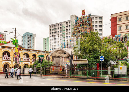 Singapur, 12. Januar 2018: Verkehr auf der Straße vor Sri Veeramakaliamman Hindutempel in Little India, Singapur. Stockfoto