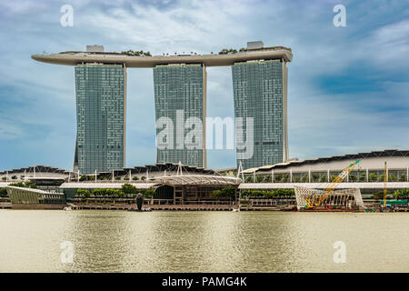 Singapur - Jan 14, 2018: Futuristische Architektur Design Marina Bay Sands Hotel in der Innenstadt von Singapur City. Stockfoto