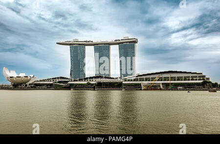 Singapur - Jan 14, 2018: Futuristische Architektur Design Marina Bay Sands Hotel und Flower Shape Design der Technik Science Museum in der Innenstadt von Singa Stockfoto