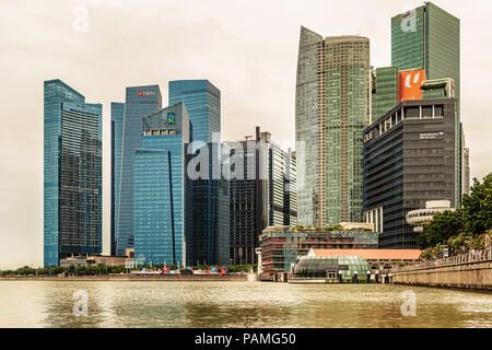 Singapur - Jan 14, 2018: Landschaft Blick auf Downtown Skyline der Wolkenkratzer wie aus über der Marina Bay in Singapur gesehen. Stockfoto