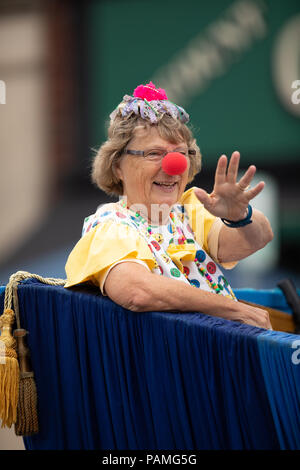 Peru, Indiana, USA - Juli 21, 2018 Frau trägt einen Clown Outfit im Circus City Festival Parade Stockfoto