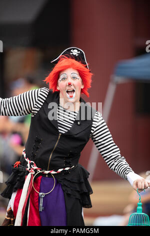 Peru, Indiana, USA - Juli 21, 2018 Frau trägt einen Clown Outfit im Circus City Festival Parade Stockfoto