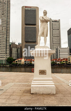 Singapur - Januar 14, 2018: Sir Thomas Raffles Statue am Landeplatz die Rüschen. Plaza und die Statue zu Stadt Singapur Gründer in Singapur gewidmet. Stockfoto