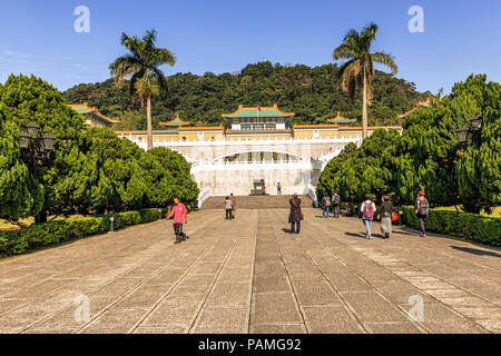 Taipei, Taiwan - Jan 16, 2018: Touristen, die in das Nationale Palastmuseum in Taipeh, Taiwan. Stockfoto