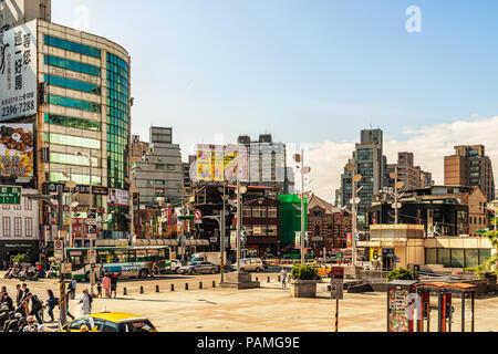 Taipei, Taiwan - Jan 16, 2018: Die Menschen an der belebten Ecke der kommerziellen Gebäuden rund um hanzhong Street und Emei Straße in Taipei, Taiwan. Stockfoto