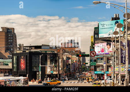 Taipei, Taiwan - Jan 16, 2018: Die Menschen an der belebten Ecke der kommerziellen Gebäuden rund um hanzhong Street und Emei Straße in Taipei, Taiwan. Stockfoto