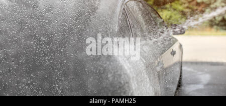 Carwash Hintergrund, Wassertropfen auf der linken Seite (Platz für Text) Verlauf Foto von Wasser und Shampoo Spray, Silber auto Seite. Stockfoto
