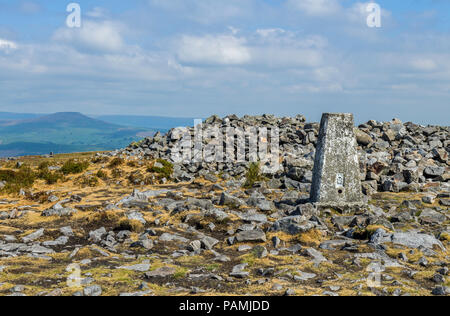 Der Trig Point und Cairn auf dem Gipfel des Blorenge mit dem Zuckerhut im Hintergrund. Stockfoto