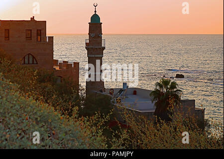 Al-Bahr Moschee oder Meer Moschee in der Altstadt von Jaffa, Tel Aviv, Israel auf den Sonnenuntergang. Es ist die älteste erhaltene Moschee in Jaffa, Israel Stockfoto