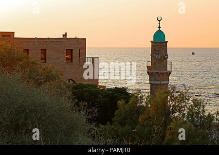 Al-Bahr Moschee oder Meer Moschee in der Altstadt von Jaffa, Tel Aviv, Israel auf den Sonnenuntergang. Es ist die älteste erhaltene Moschee in Jaffa, Israel Stockfoto