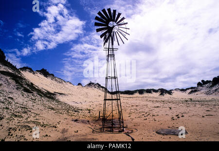 Windpump für Wasserversorgung, Bewässerung, Pipa, Natal, Tibau do Sul, Rio Grande Norte, Brasilien, Südamerika. Stockfoto