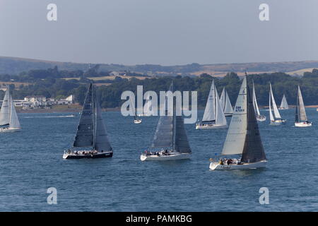 Segeln auf dem Solent in der Runde der Insel Rennen Insel Wght Hampshire Stockfoto