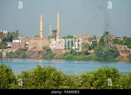 Panoramablick auf die Landschaft, ländliche Landschaft Blick auf große Nil in ariden Umgebung anzeigen Luxor West Bank und remote traditionelles Dorf mit Moschee Stockfoto