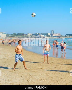PORTO, PORTUGAL - May 16, 2017: Junge Männer Fußball spielen am Strand. Fußball ist das beliebteste Spiel in Portugal Stockfoto
