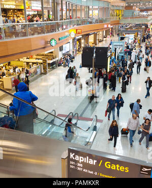 ISTANBUL, Türkei - 16. MÄRZ 2017: Innenraum der Abflughalle im Flughafen Sabiha Gökcen International Airport. Mehr als 32 Millionen Touristen besuchen die Türkei ein Ja Stockfoto