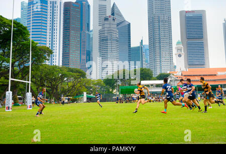 Singapur - Jan 16, 2017: Zwei laienhaften Rugby Team play Rugby in Singapur. Singapore Downtown auf te Hintergrund Stockfoto