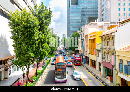 Ansicht des Verkehrs auf Singapur city street mit modernen, farbenfrohen Architektur Stockfoto