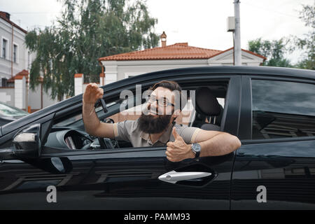 Charismatische Mann, Autoschlüssel, Daumen hoch Stockfoto