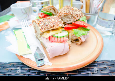 Schinken Tomaten Gurken und Salat sandwich im rustikalen Samen Brot Stockfoto