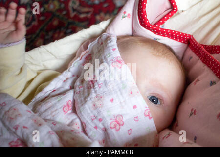 Verschleierte Baby mit blauen Augen in die Kamera schauen Stockfoto