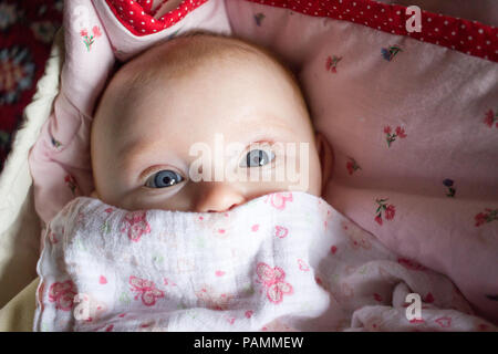 Verschleierte Baby mit blauen Augen in die Kamera schauen Stockfoto