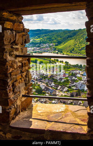 Panoramablick aus einem Schloss Fenster über dem Dorf Alken die Weinberge im Tal der Mosel, Deutschland Stockfoto