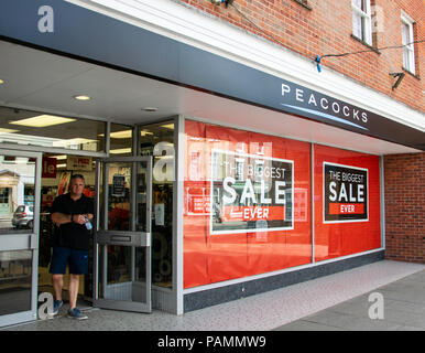 Lymington, Großbritannien - 22 Juli 2018: Pfauen Shop in der High Street Stockfoto