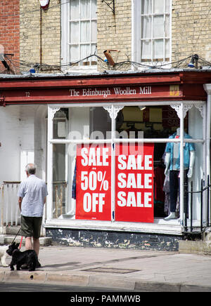 Lymington, Großbritannien - 22 Juli 2018: Edinburgh Woollen Mill Shop in der High Street Stockfoto