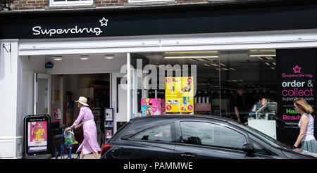 Lymington, Großbritannien - 22 Juli 2018: Superdrug Shop in der High Street Stockfoto