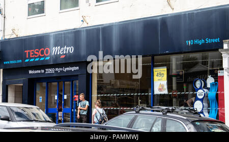 Lymington, Großbritannien - 22 Juli 2018: Tesco Metro Shop in der High Street Stockfoto