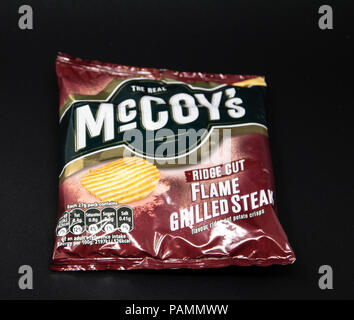 Reading, Großbritannien - 08 Juli 2018: ein Paket von McCoys Kartoffelchips, gegrilltes Steak Geschmack Stockfoto