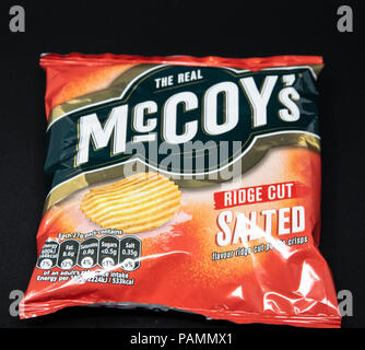 Reading, Großbritannien - 08 Juli 2018: ein Paket von McCoys Kartoffelchips, Bereit, gesalzen Stockfoto