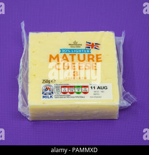 Reading, Großbritannien - 08 Juli 2018: ein Block von Morrisons reifer Käse in seiner Verpackung Stockfoto