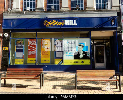 Basingstoke, Großbritannien - 05.Juli 2018: Die Fassade der Buchmacher William Hill in Winchester Street Stockfoto