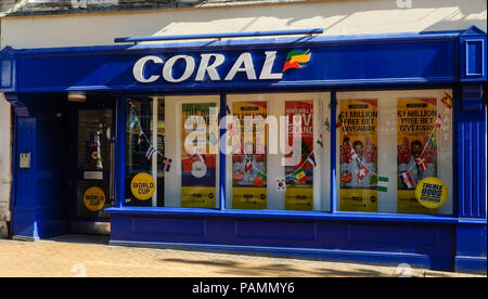 Basingstoke, Großbritannien - 05.Juli 2018: Der vordere Eingang zu Coral Buchmacher in London Street. Stockfoto