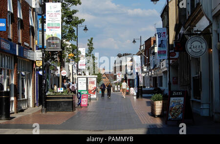 Basingstoke, Großbritannien - 05.Juli 2018: Käufer nach unten wandernde London Street Einkaufsviertel Stockfoto