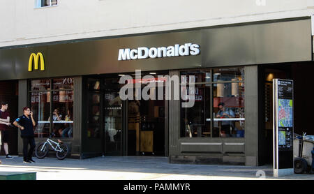 Basingstoke, Großbritannien - 05.Juli 2018: Der Eingang zum McDonalds Restaurant in London Street. Stockfoto