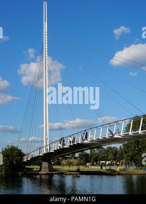 Reading, Großbritannien - 21 Juni 2018: Die neue Christchurch Fußgänger-Hängebrücke über den Fluss Themse ona sonnigen Tag. Stockfoto