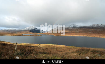 Lochan ein AIS-und Assynt Berge bilden Knockan Crag Stockfoto