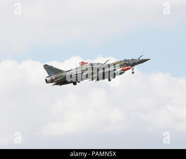 Zwei französische Mirage 2000D Flugzeuge der Taktischen Display Team am 2018 Royal International Air Tattoo fliegen Stockfoto