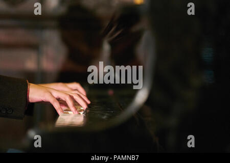 Der Pianist Hände spielen einen Flügel Stockfoto