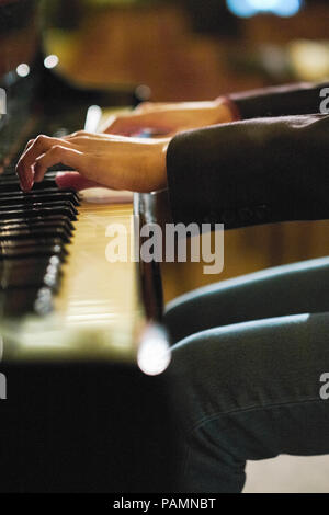 Der Pianist Hände spielen einen Flügel Stockfoto