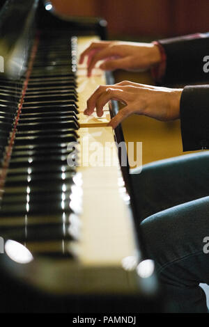 Der Pianist Hände spielen einen Flügel Stockfoto