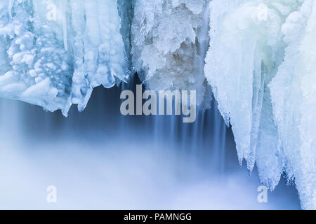 In der Nähe des gefrorenen Wasserfall am Morgen. In Estland. Stockfoto