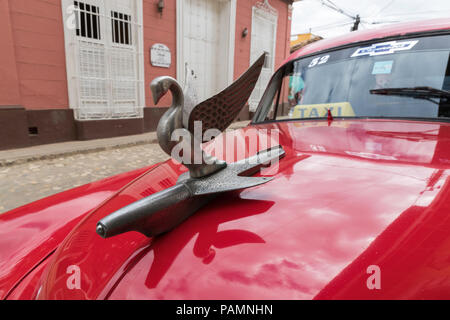 Detail der Kühlerfigur eines 1952 Chevrolet Bel Air als Taxi in die UNESCO-Weltkulturerbe Stadt Trinidad, Kuba. Stockfoto
