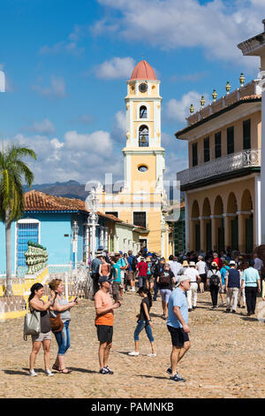 Der Convento de San Francisco und der Plaza Mayor in der UNESCO Weltkulturerbe Stadt Trinidad, Kuba. Stockfoto