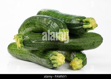 Zucchini auf einem weißen Tisch. Maßgeschneiderte messen Sie den Bauchumfang während der Diät zu messen. Hellen Hintergrund. Stockfoto